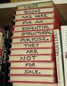 Depuis le temps que je dis que les livres ne servent qu'à tenir les étagères, voici une illustrations, avec, dans une librairie, des livres qui ne sont pas à vendre, mais qui sont présent dans un but structural.
