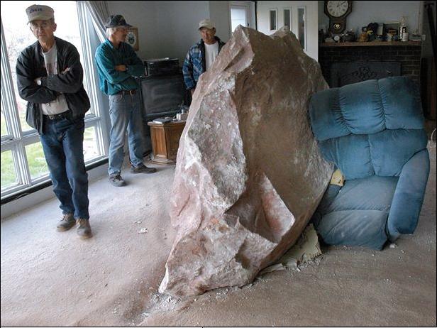 Sympa la déco de ce salon... un peu kitch la météorite quand même !