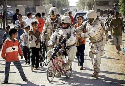 Quand les militaires se mettent à faire du vélo, ça fait bien rire les ptits enfants... Et nous, parce que faire du vélo sur un engin réservé aux 7-10 ans avec tout l'attirail du militaire, faut le vouloir !