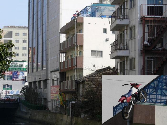 Pas facile de stocker une moto dans son appartement, mais avec un balcon, il y a moyen ! height=