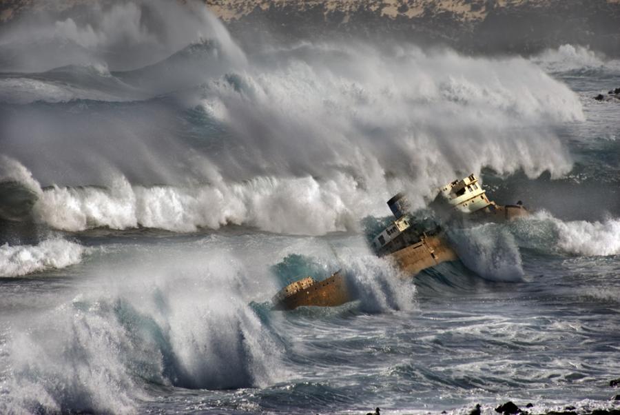 Oups, ce bateau est vraiment en mauvaise posture ! Pas dit qu'il s'en sorte :s height=