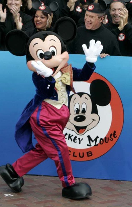 C'est mignon le spectacle de Mickey... Mais c'est que pour les enfants... et les 2 bênets du 1er rang :S height=