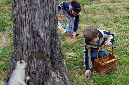 Attention les enfants, la chasse aux oeufs de Paques est ouverte, mais rappelez-vous de la chanson : Ce matin, un lapin, a tué un pti branleur... !