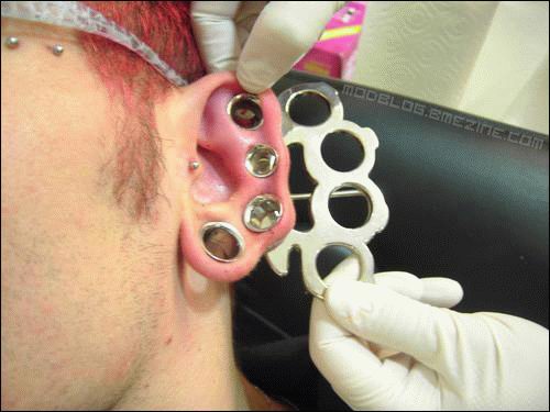 Amateurs et amatrices de piercings et boucles d'oreilles, voici la nouvelle boucle d'oreille en poing américain !