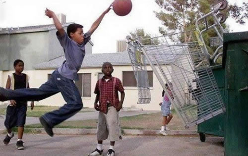 Quand on n'a pas de moyens, on a des idées... Voici ce qu'on mis en place certains jeunes pour faire du basket sans panier. Prochaine étape, sans ballon !