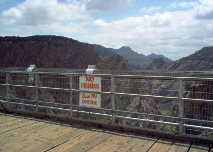 Il est formellement interdit de pécher sur ce pont : Remarquez, il faut de la longueur de fil pour arriver jusqu'au ruisseau en bas...