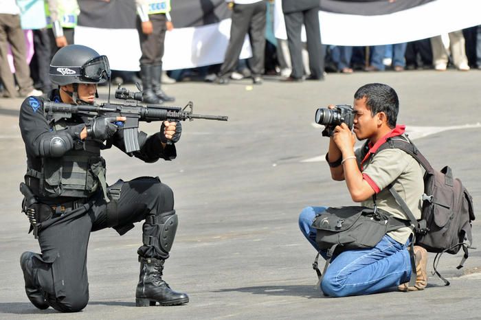 De deux choses l'une : soit le photographe a demandé au soldat de poser, et la photo sera sympa, soit le photographe s'est mis dans une situation peut enviable !