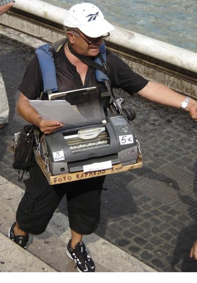 Qui qui veux une photo ! je vous fait votre photo en quelques minutes... Oui madame, avec ma machine à écrire !