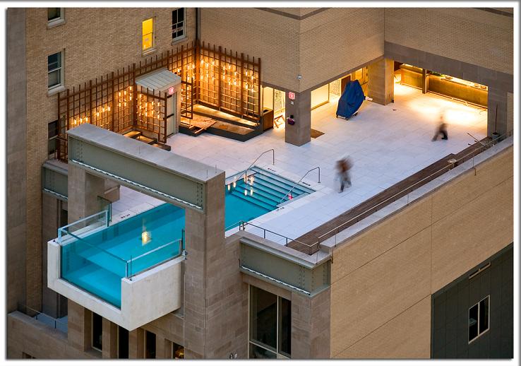 Avoir une piscine sur son balcon, c'est la classe, mais avoir une piscine sur son balcon et qui dépasse, c'est la méga classe ! Ce serait encore plus classe si le fond de la piscine était transparent !