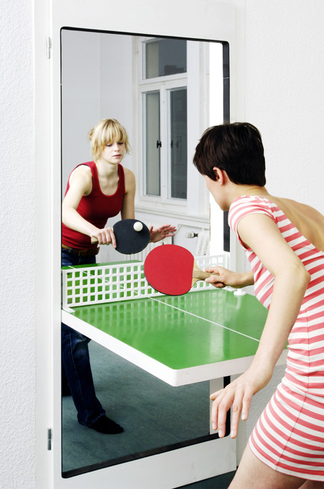 Nouveau : Découvrez cette porte qui peut se mettre à l'horizontal et vous offrir de fabuleuses partie de ping-pong ! height=