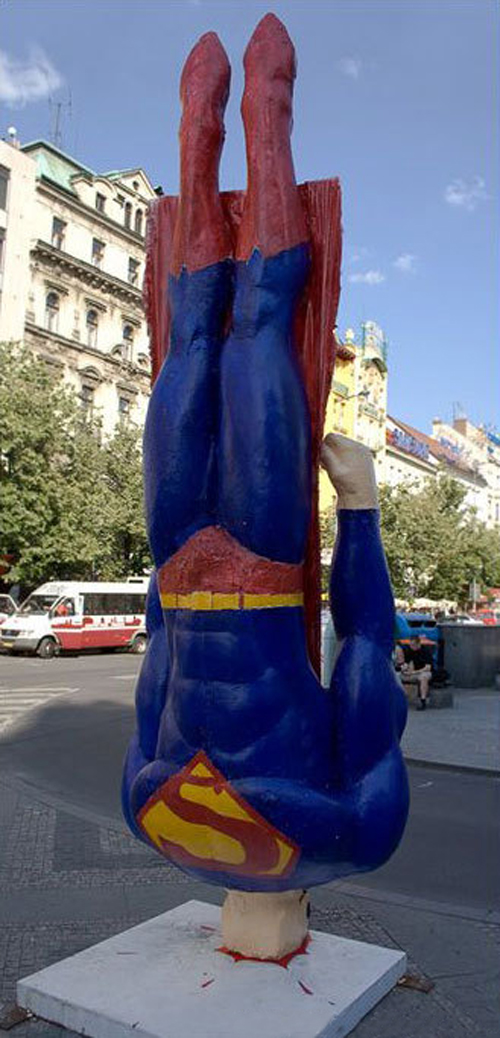 Superman, c'est plus ce que c'était... Même les statues en son effigie ont du mal ! height=