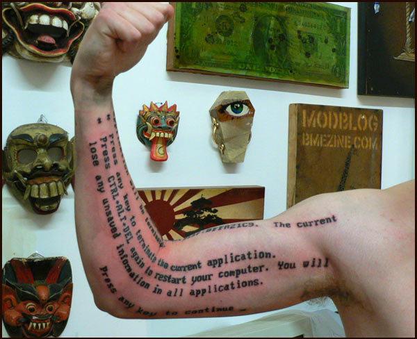 a l'instar de Michael Scoffield dans Prison Break, certains se font tatouer des choses bizarres sur le corps.