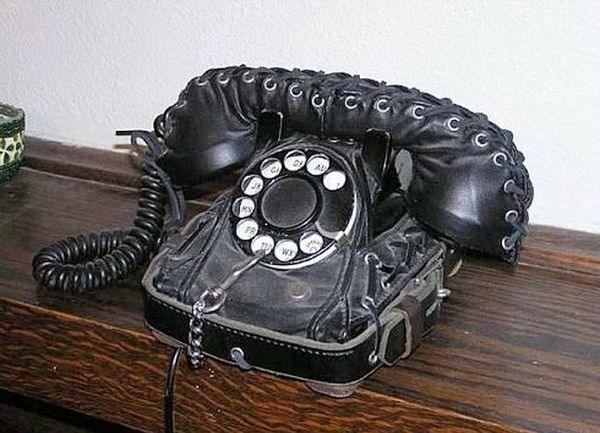 Amis SM, voici un téléphone rien que pour vous, tout en cuir et en chaine. Espérons que quand on tient le combiné, ça donne des petites décharges dans la main !