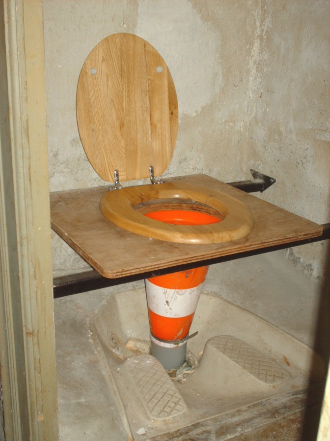 Les toilettes turques, c'est pas pratique. Heureusement, la dde est là pour rendre des lieux d'aisances plus aisés !