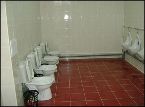 Voici des toilettes publiques... vraiment publiques !!