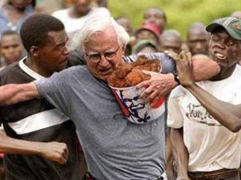 Quand on s'achète un KFC (Mc Do au poulet en fait) en Afrique, il faut savoir le protéger. Admirez l'homme de droite qui paye de sa personne et qui ne touchera pas aux nuggets !