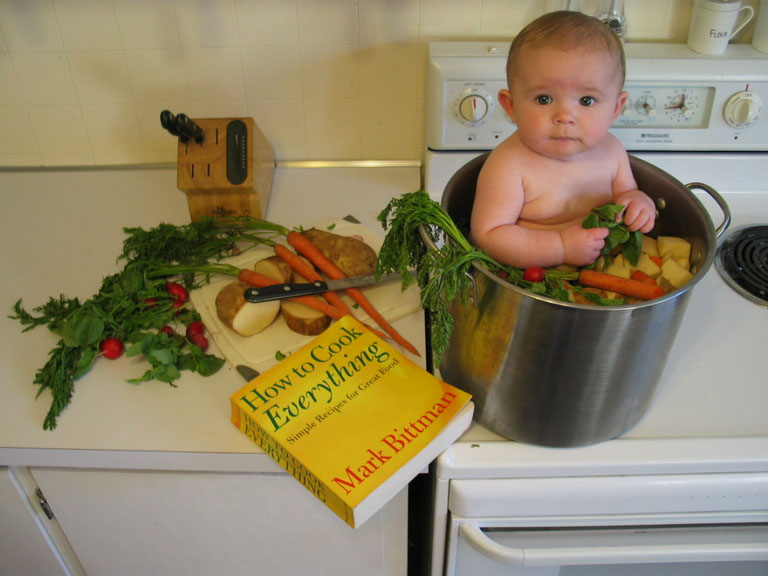 Si vous n'êtes pas doué en cuisine, prenez un bon livre qui vous expliquera tout ! Pas sur que cette recette indique vraiment de mettre un bébé dans la cocote... Surtout sans la pomme dans la bouche. Hé petit, pour te venger, fait un petit pipi