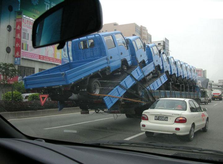 Comment transporter des camionnettes ? Facile, en les mettant sur un camion !