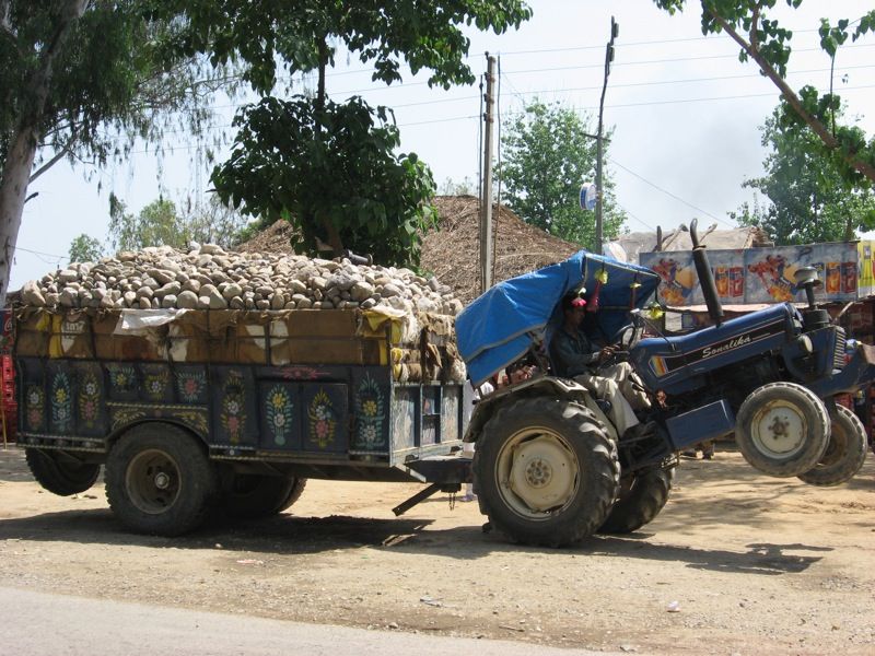 Si même les conducteurs de tracteurs font les malins en faisant des wheeling,   où va le monde ??