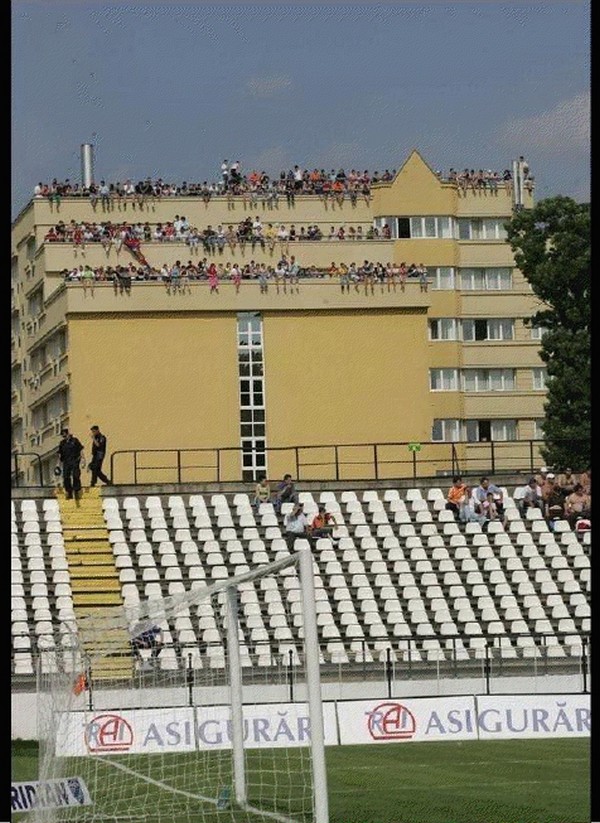 Le problème des petits stades, c'est qu'il peut vite y avoir des tribunes pirates qui se construisent autour. Et visiblement, les tribunes pirates font parfois un malheur !