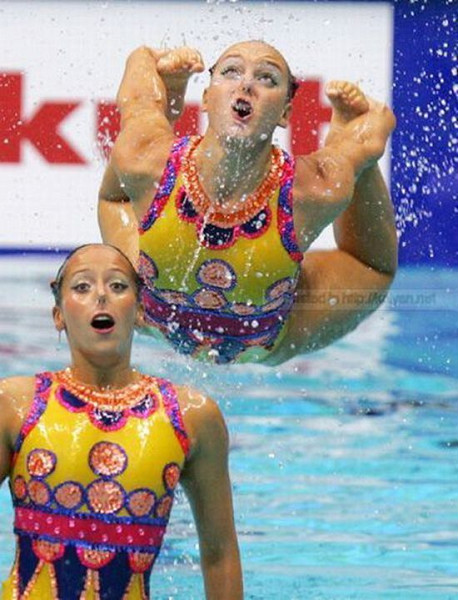 Les nageuses synchronisées sont trop forte. La preuve, elles volent sur l'eau... L'est hyper souple la ptite dame quand même !