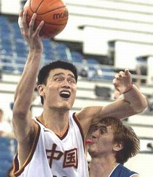 Voici la nouvelle technique pour arrêter Yao Ming. Il faut donner de sa personne pour défendre !